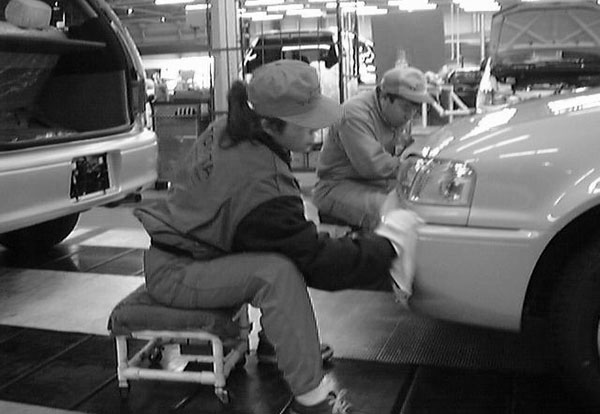 販売店の新車センターでの作業の生産性を上げてリードタイムを短縮した。販売店の中に納車前の新車点検ラインを作り、作業を流れ化した。
