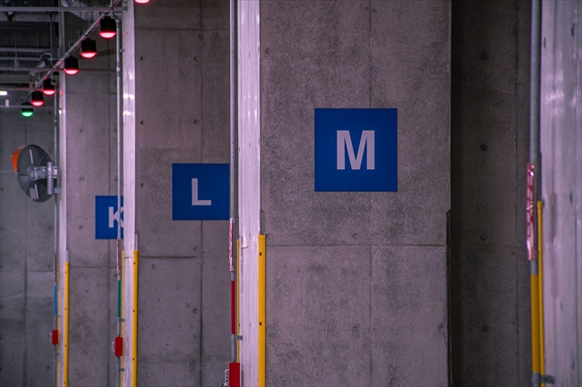 立体駐車場の柱によくある「階数」や「アルファベット」表示