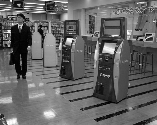 お客様との接点拡大のため、メガウェブやTSUTAYAなど公共の場所に設置された「G-Tower」。